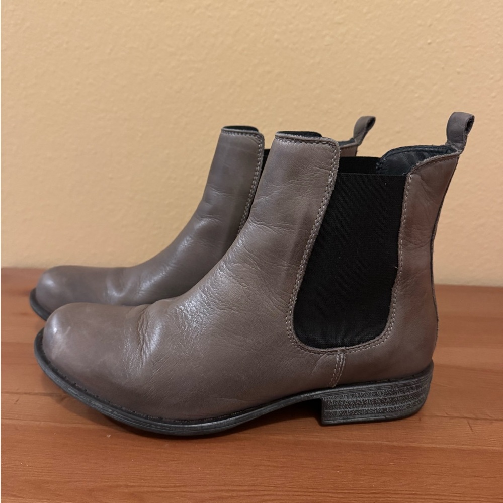 Miz Mooz Lewis Chelsea Boots, Graphite, Women’s 7